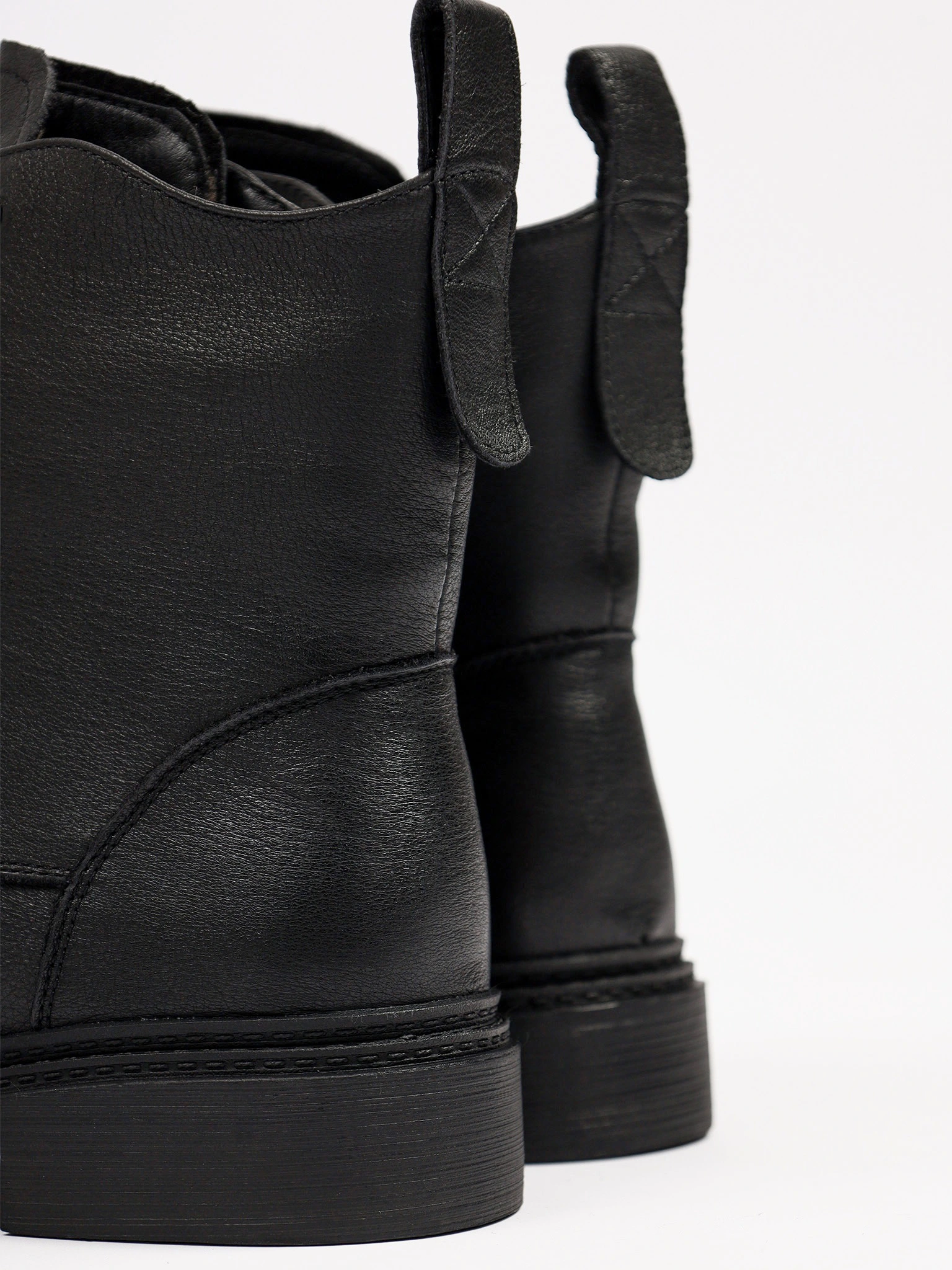 Ботинки черного цвета на среднем широком каблуке